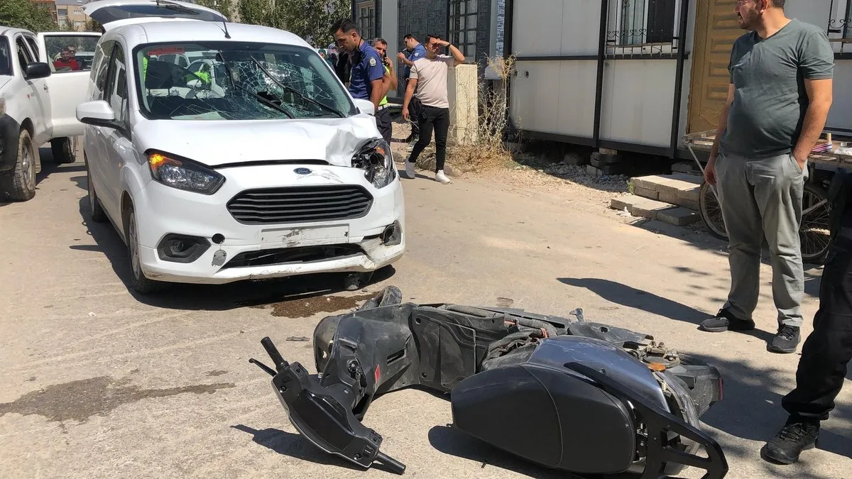 Adıyaman’da Hafif ticari araç ile motosiklet çarpıştı: 1 yaralı
