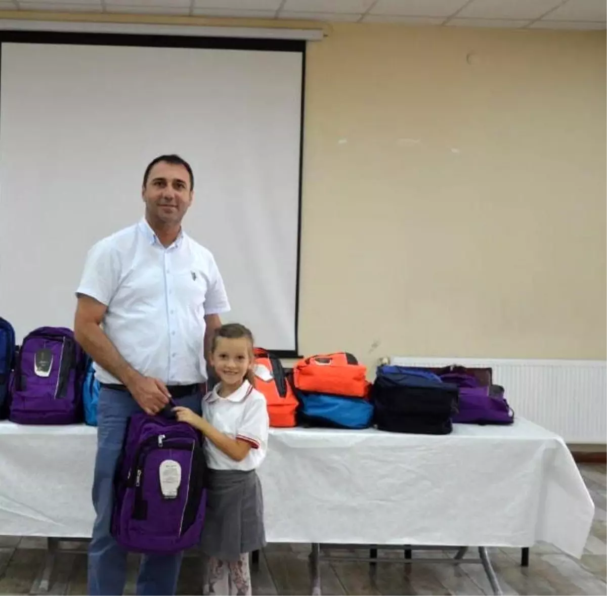 Beylikova Belediyesi İlkokul Öğrencilerine Kırtasiye Seti Hediye Ediyor