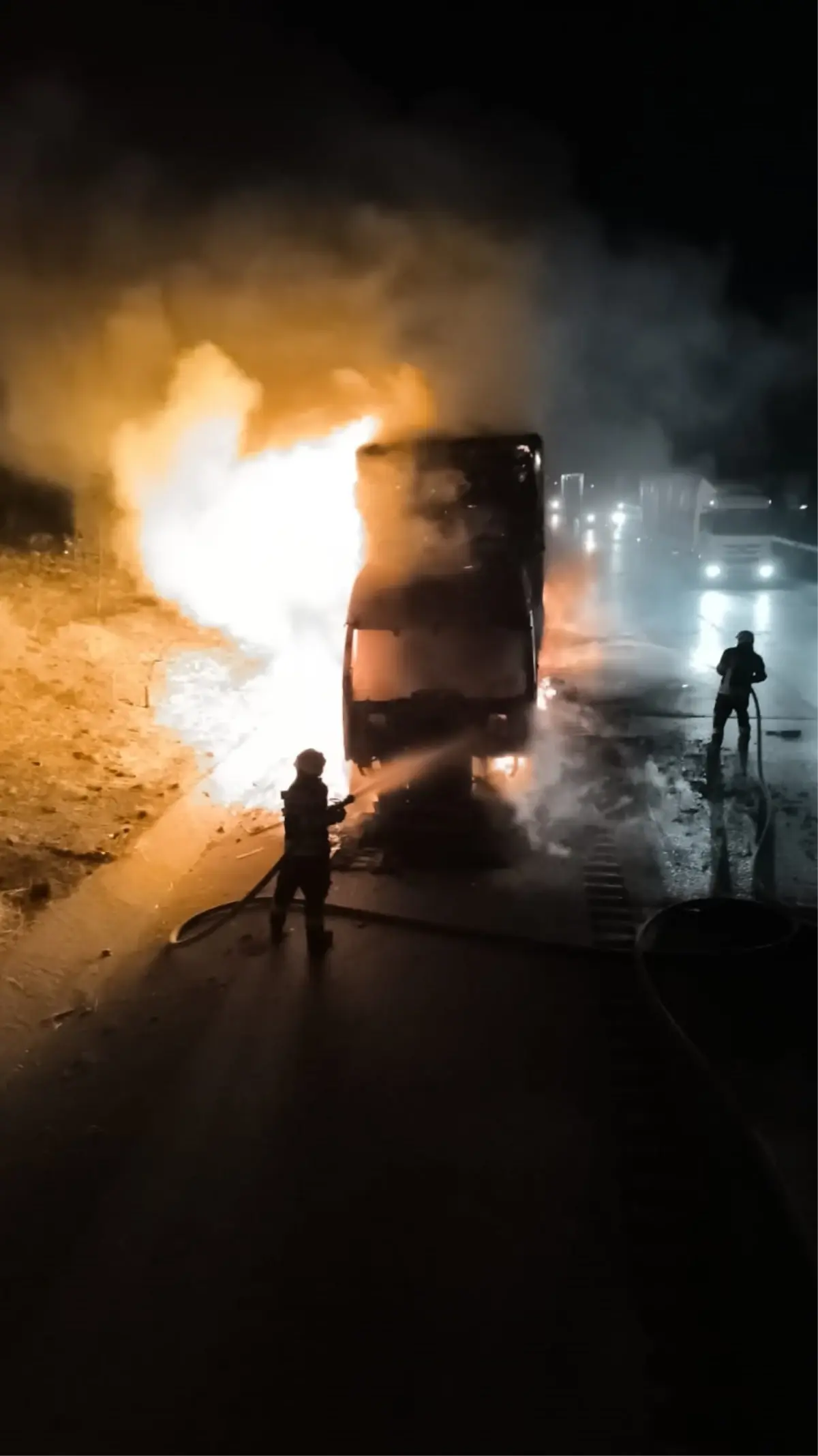Tarsus’ta Saman Yüklü TIR Yandı