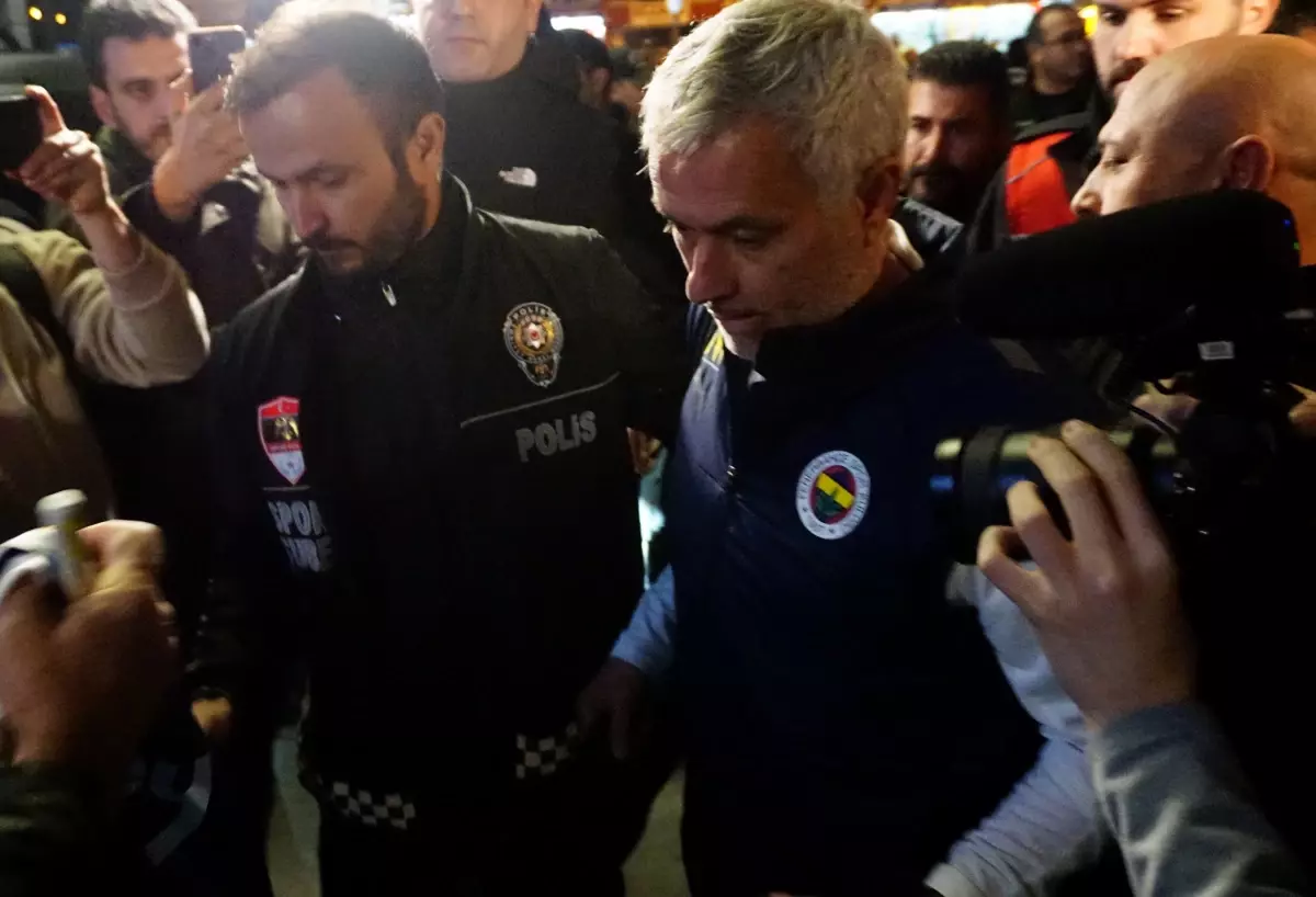 Fenerbahçe Kayseri’ye Geldi, Taraftar Sevgi Gösterisinde Bulundu