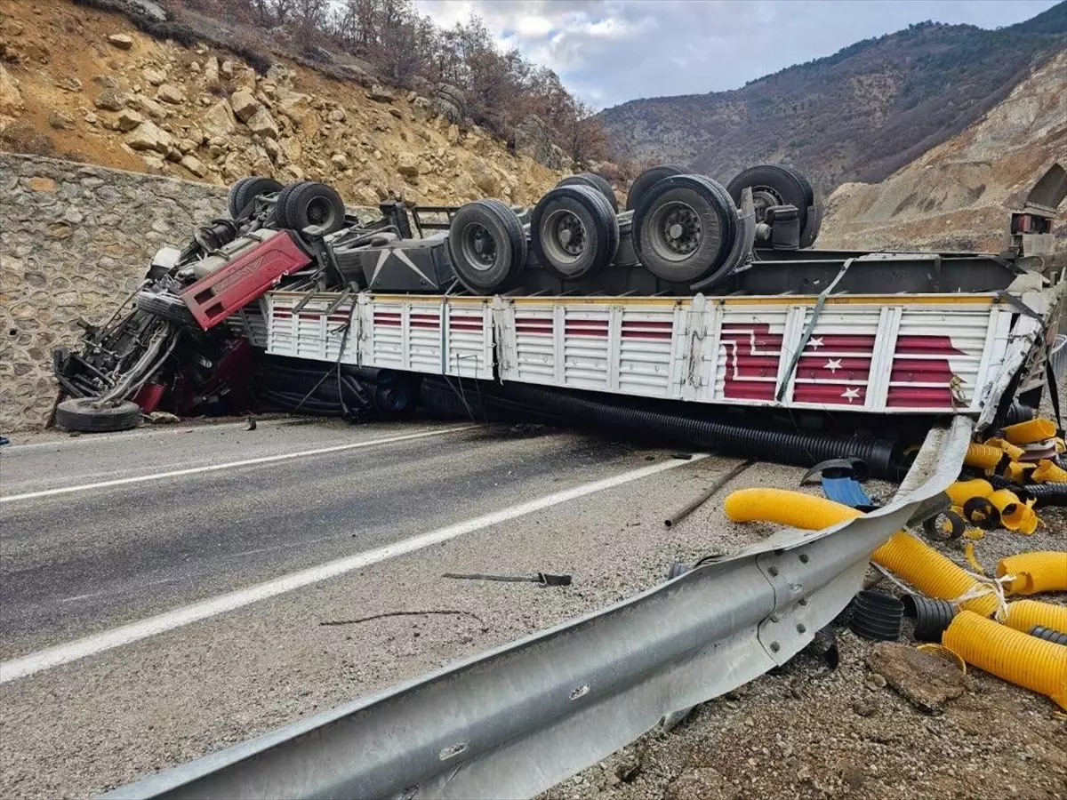 Gümüşhane’de Tır Kazası: Sürücü Hastaneye Kaldırıldı