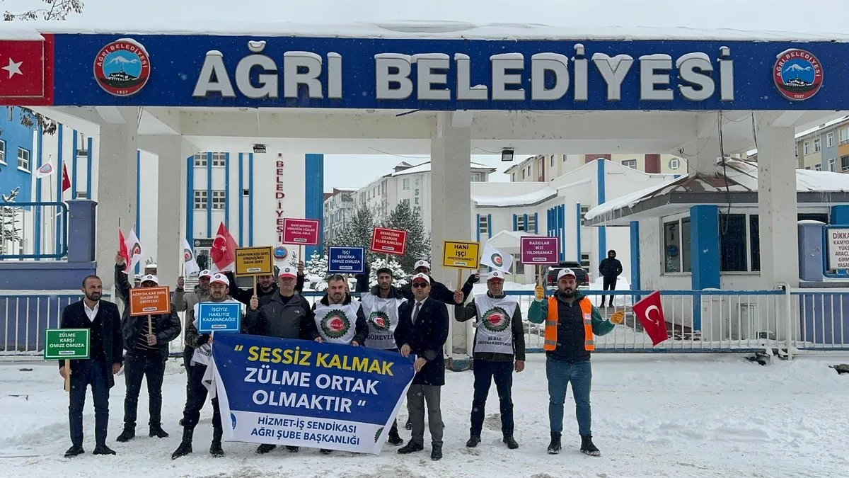 Hak-İş Ağrı Şubesi, işten çıkarılan 50 işçi için belediye önünde eylem yaptı